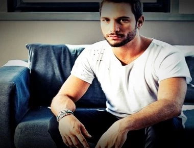 Ευθύμης Ζησάκης: Μοναχικές διακοπές στη Μύκονο